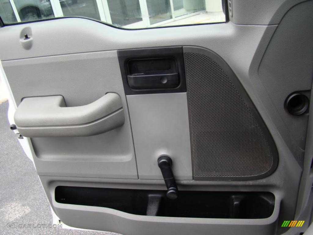 2004 F150 XL Regular Cab - Oxford White / Medium Graphite photo #18