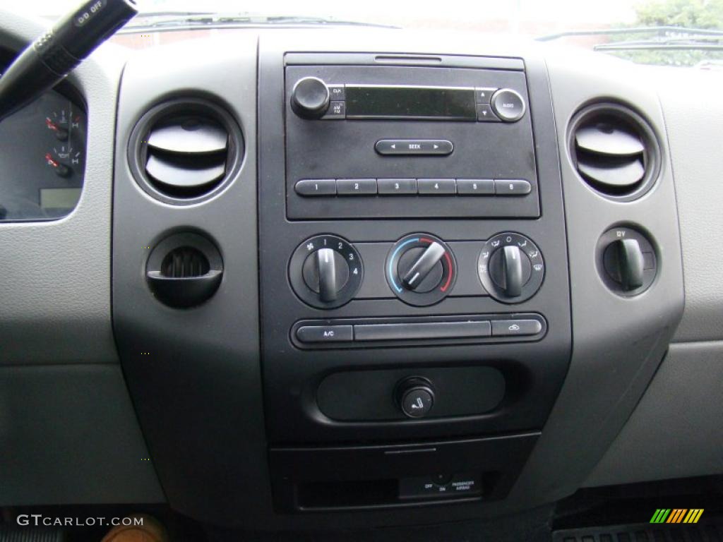 2004 F150 XL Regular Cab - Oxford White / Medium Graphite photo #19