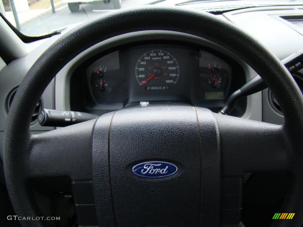 2004 F150 XL Regular Cab - Oxford White / Medium Graphite photo #20