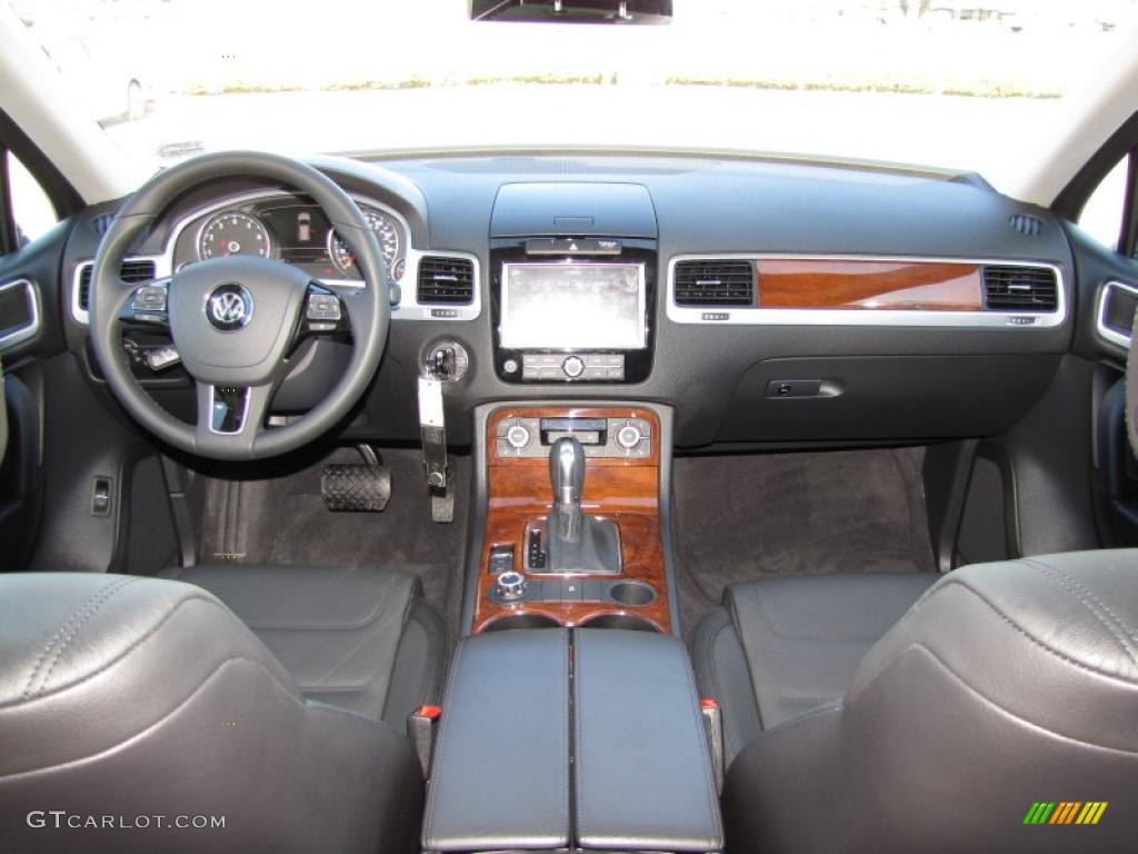 2011 Volkswagen Touareg VR6 FSI Sport 4XMotion Dashboard Photos