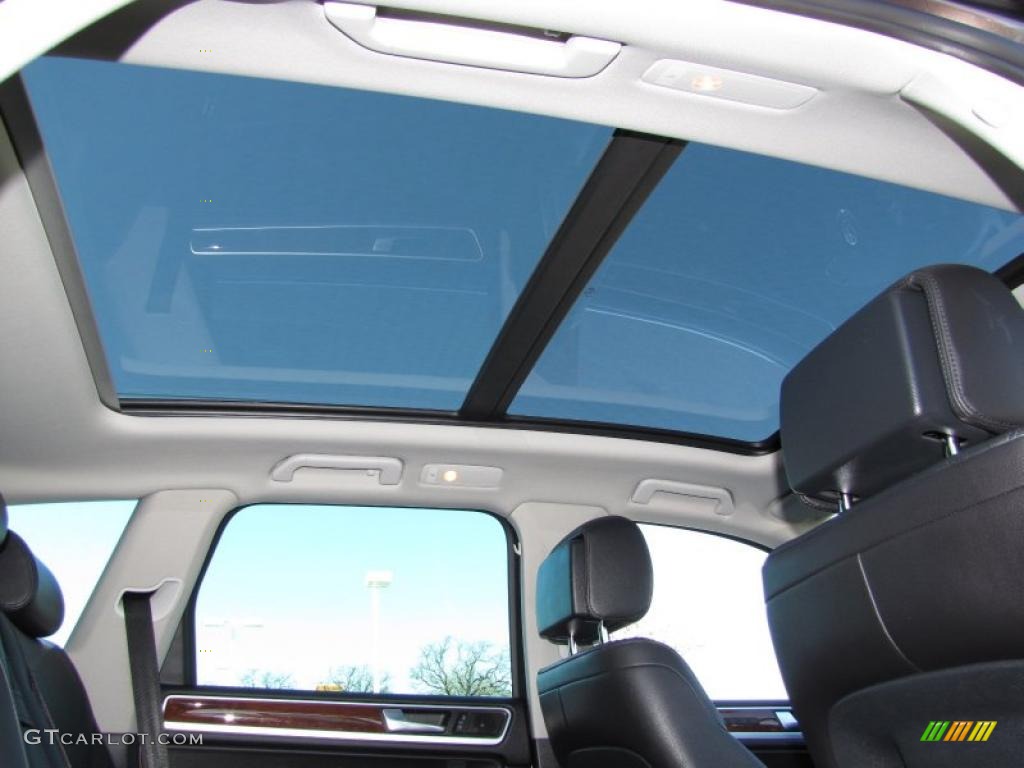2011 Volkswagen Touareg VR6 FSI Sport 4XMotion Sunroof Photos