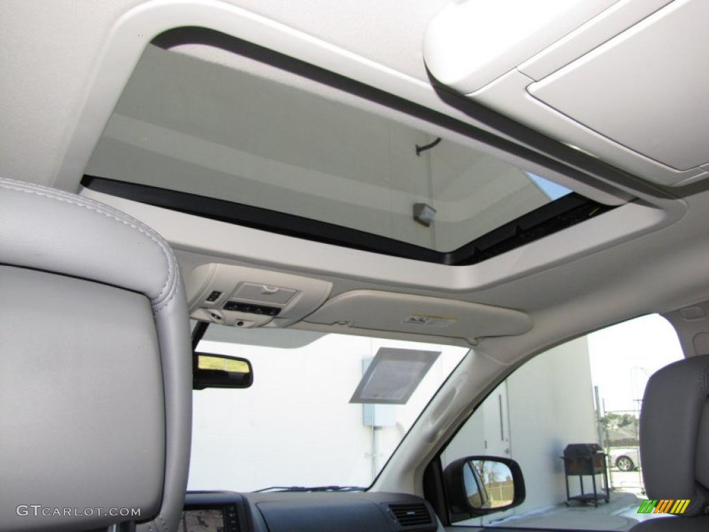 2010 Volkswagen Routan SEL Premium Sunroof Photo #45234425