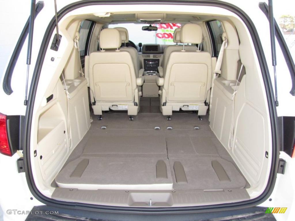 2010 Volkswagen Routan SEL Trunk Photo #45235185