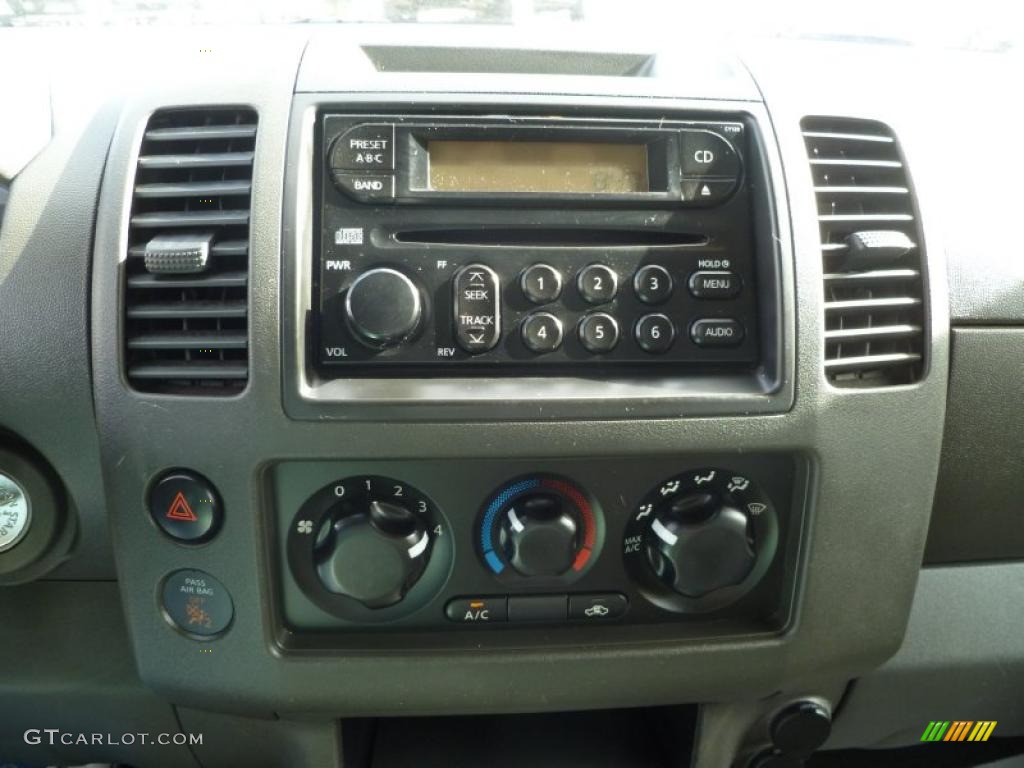 2005 Nissan Frontier LE King Cab Controls Photo #45236569