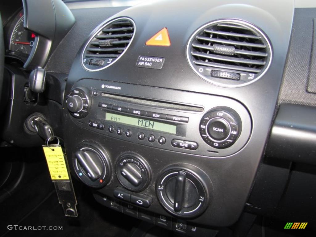 2009 Volkswagen New Beetle 2.5 Coupe Controls Photo #45236837