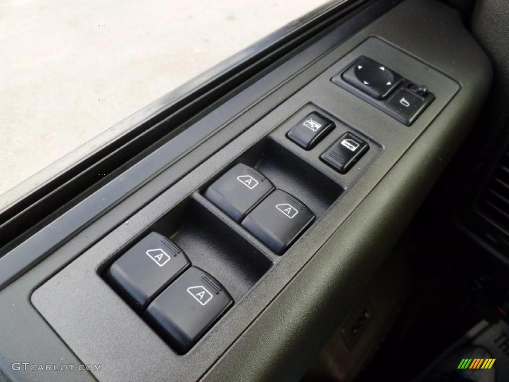 2005 Infiniti QX 56 Controls Photo #45237105