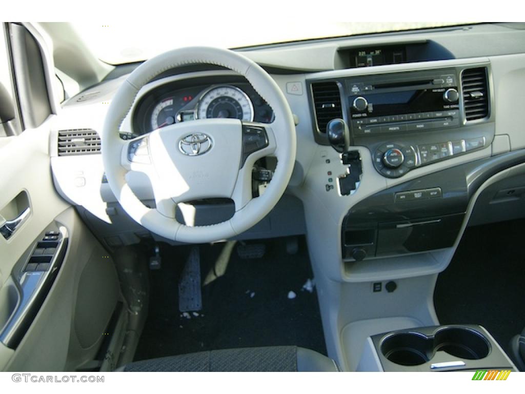2011 Toyota Sienna SE Controls Photo #45239742