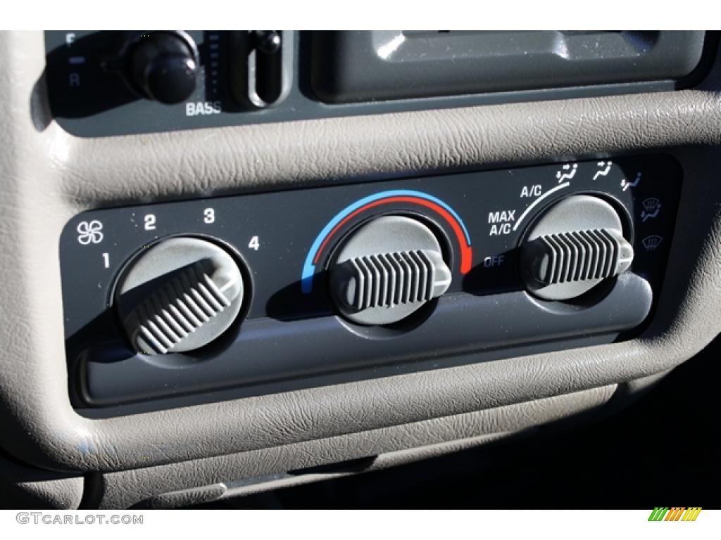 1998 GMC Sonoma SL Regular Cab Controls Photo #45245146