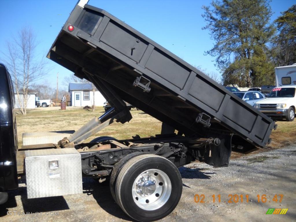 2003 F550 Super Duty Lariat Crew Cab 4x4 Chassis Dump Truck - Black / Medium Graphite photo #2