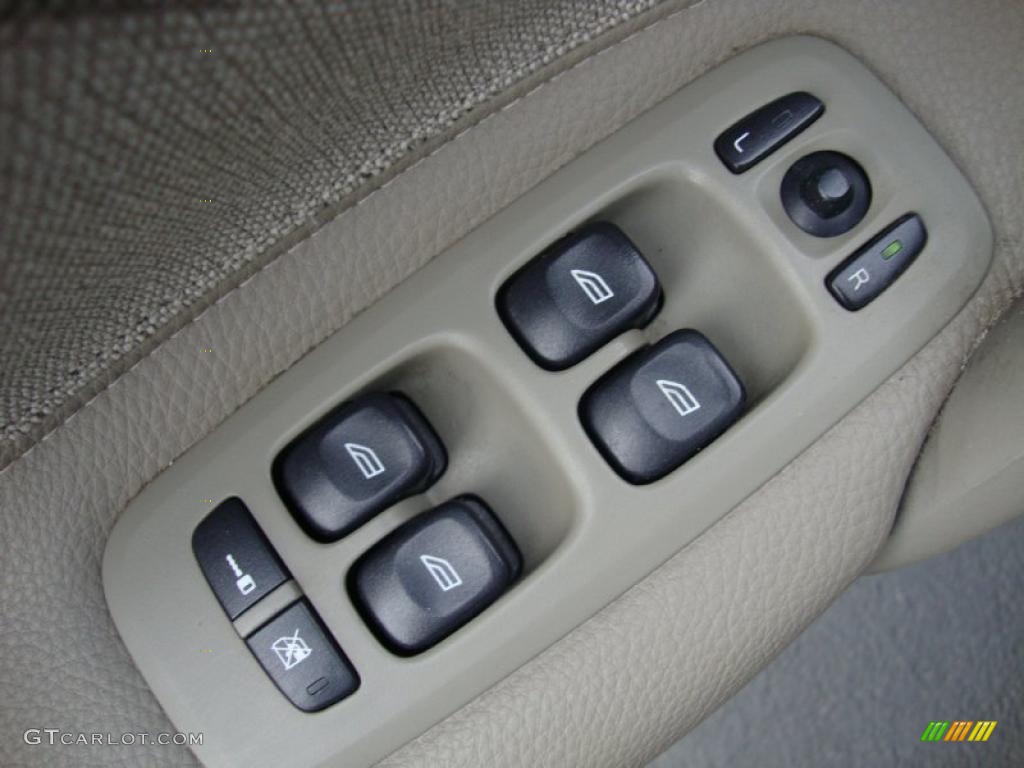 2005 Volvo XC70 AWD Controls Photo #45248356