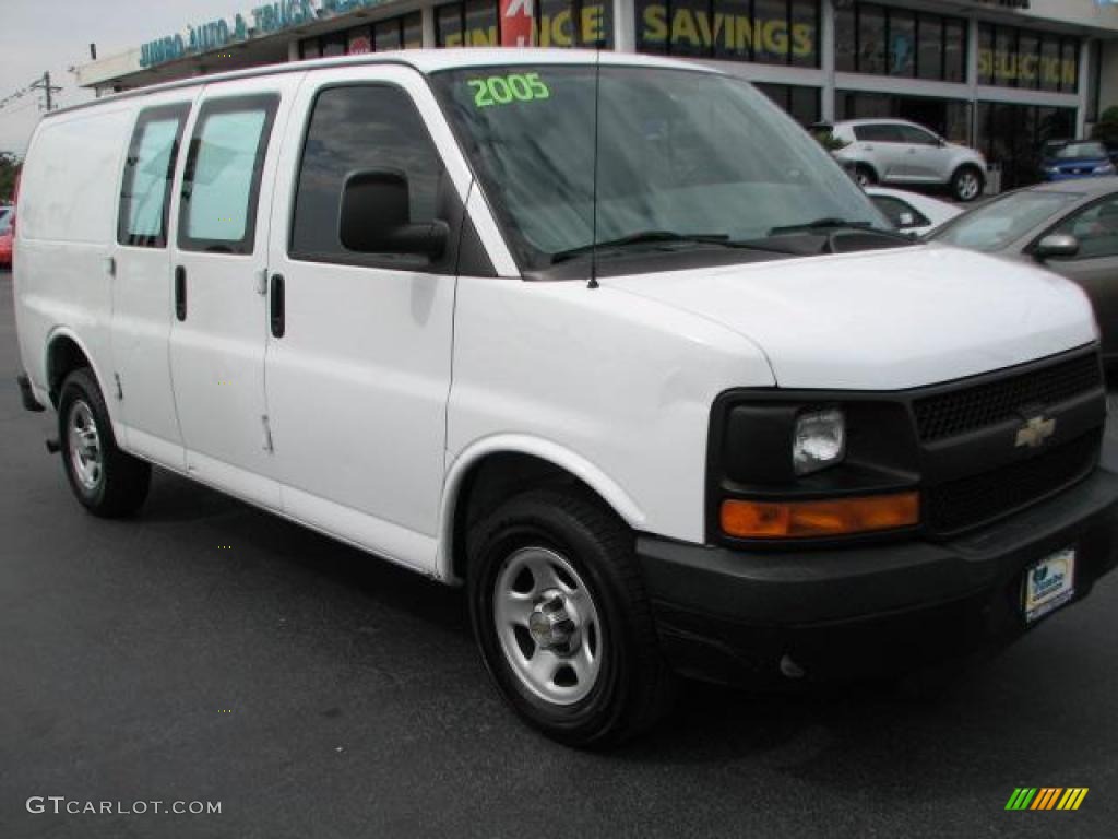 2005 Express 1500 Commercial Van - Summit White / Medium Dark Pewter photo #1
