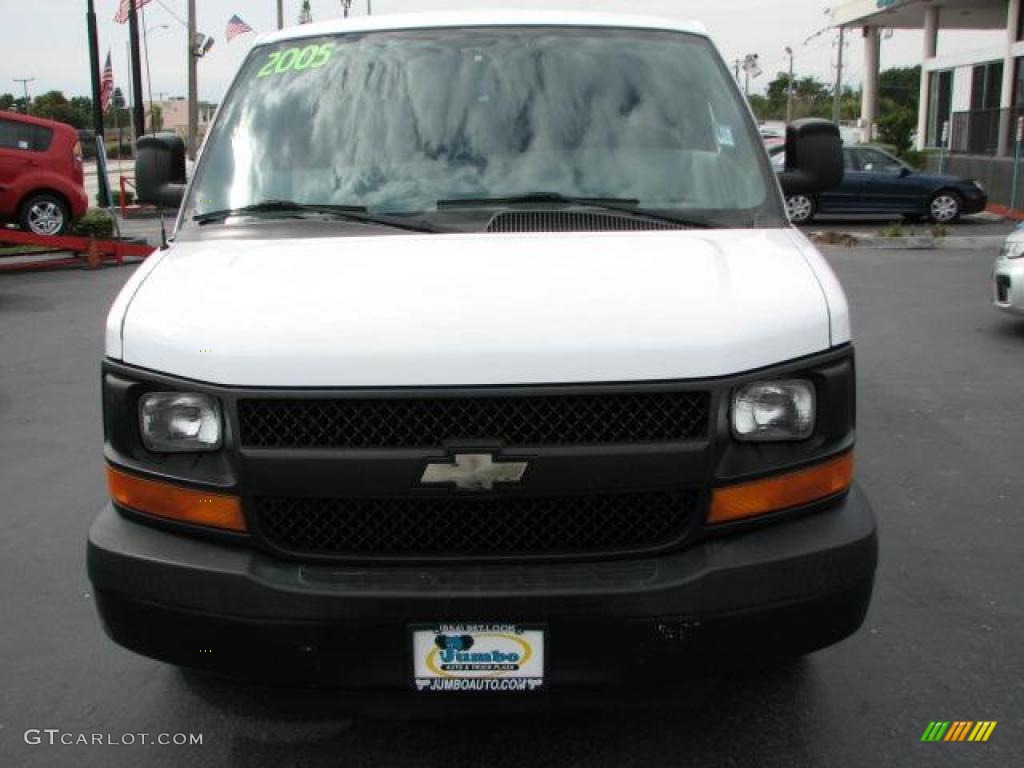 2005 Express 1500 Commercial Van - Summit White / Medium Dark Pewter photo #3