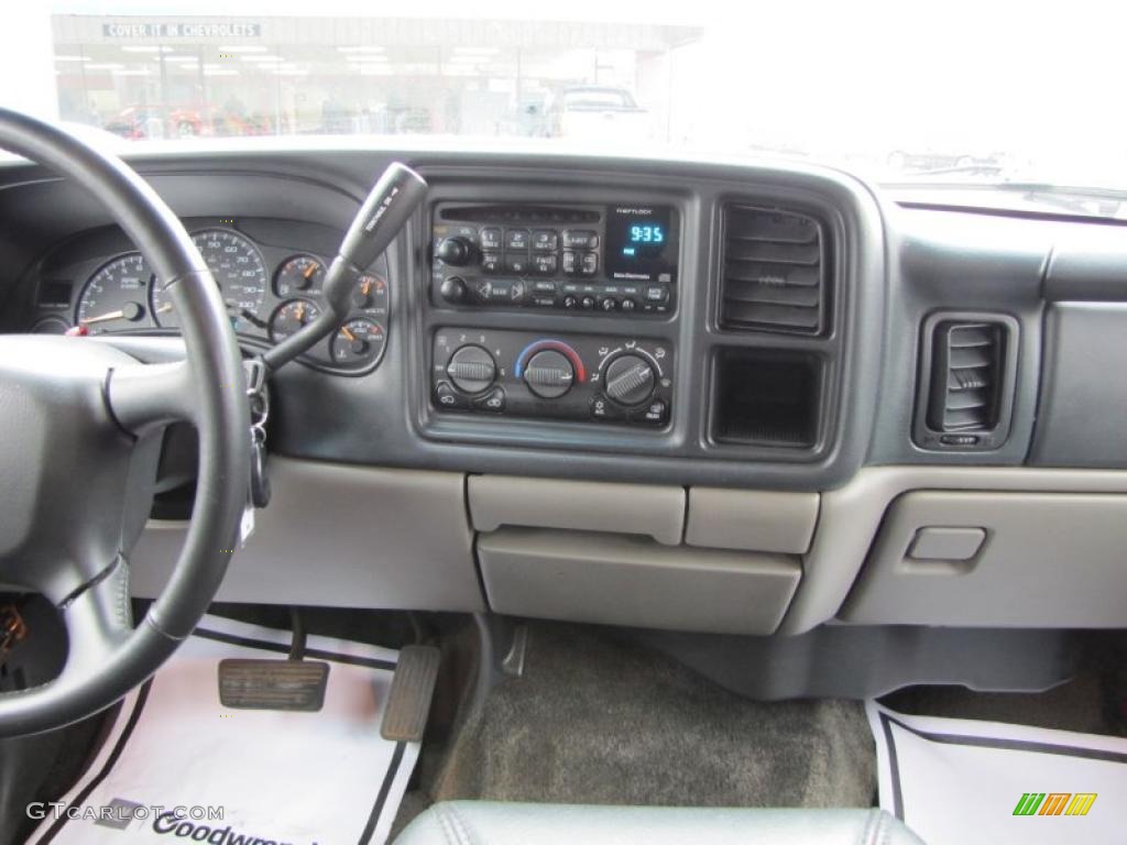 2002 Suburban 1500 LS - Summit White / Graphite/Medium Gray photo #16