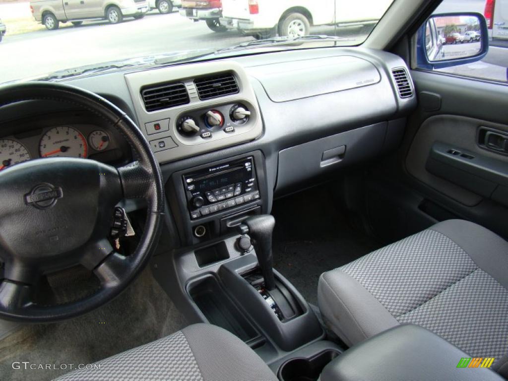 2001 Frontier SE V6 Crew Cab - Just Blue Metallic / Gray photo #18