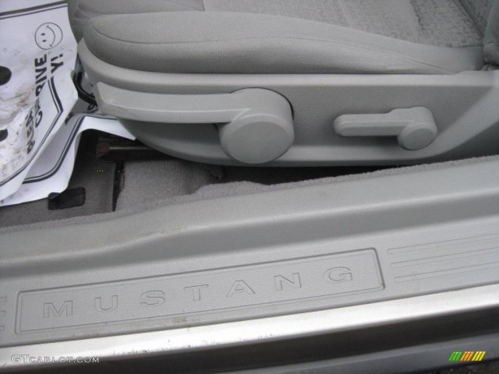 2009 Mustang V6 Convertible - Vapor Silver Metallic / Dark Charcoal photo #21