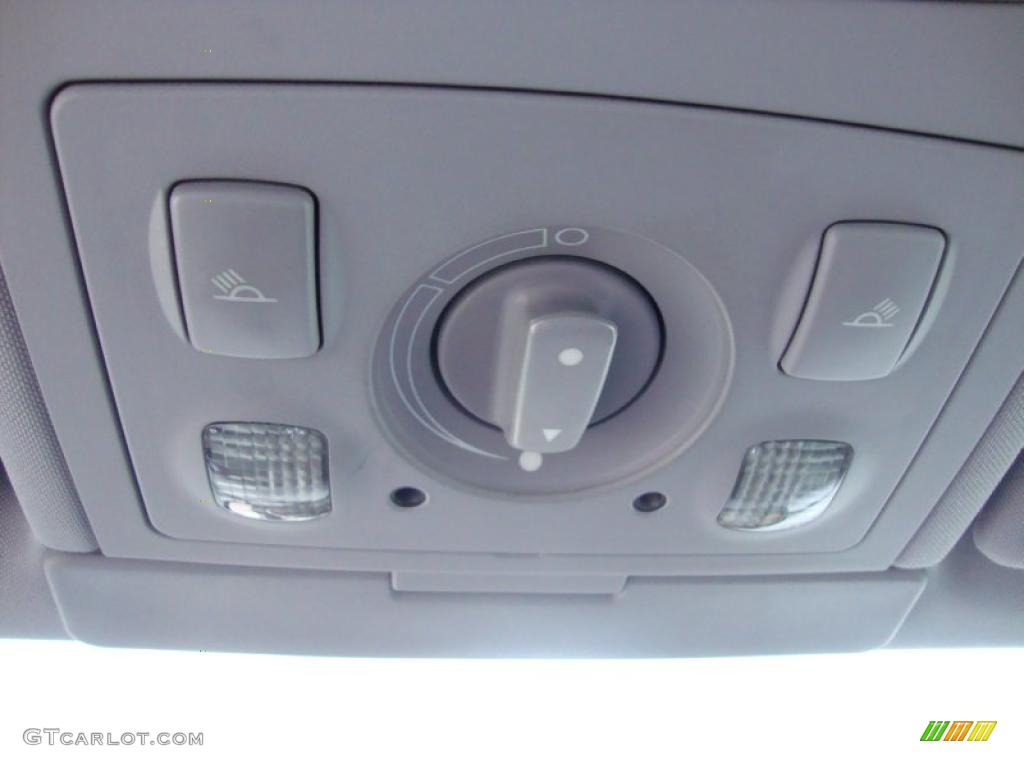 2001 Audi A6 2.8 quattro Sedan Controls Photo #45296193