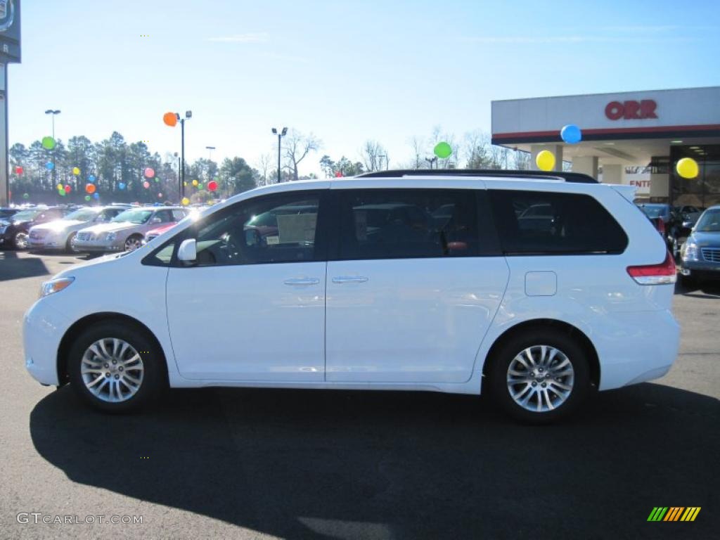 2011 Sienna XLE - Super White / Bisque photo #2