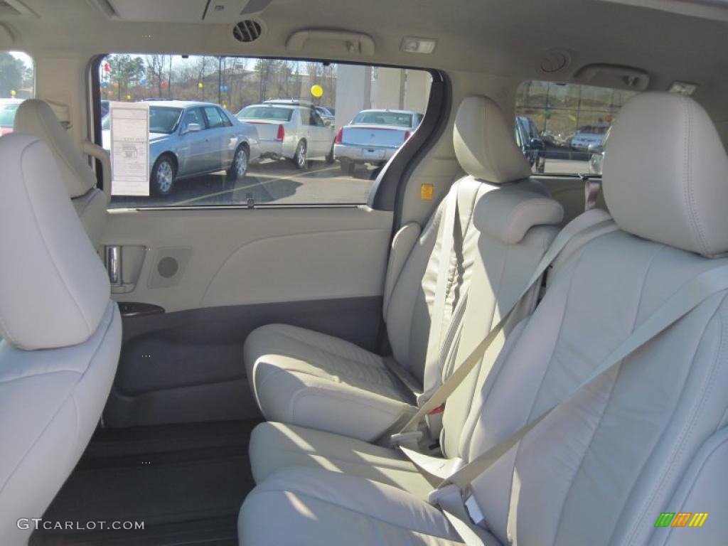 2011 Sienna XLE - Super White / Bisque photo #15