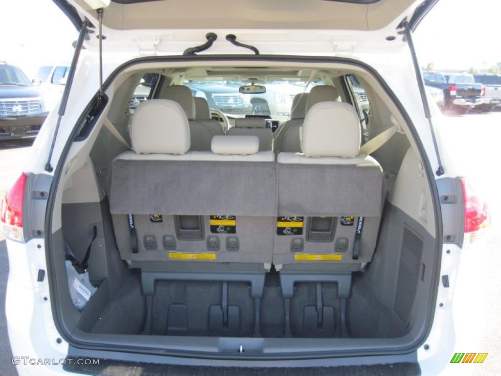 2011 Sienna XLE - Super White / Bisque photo #16