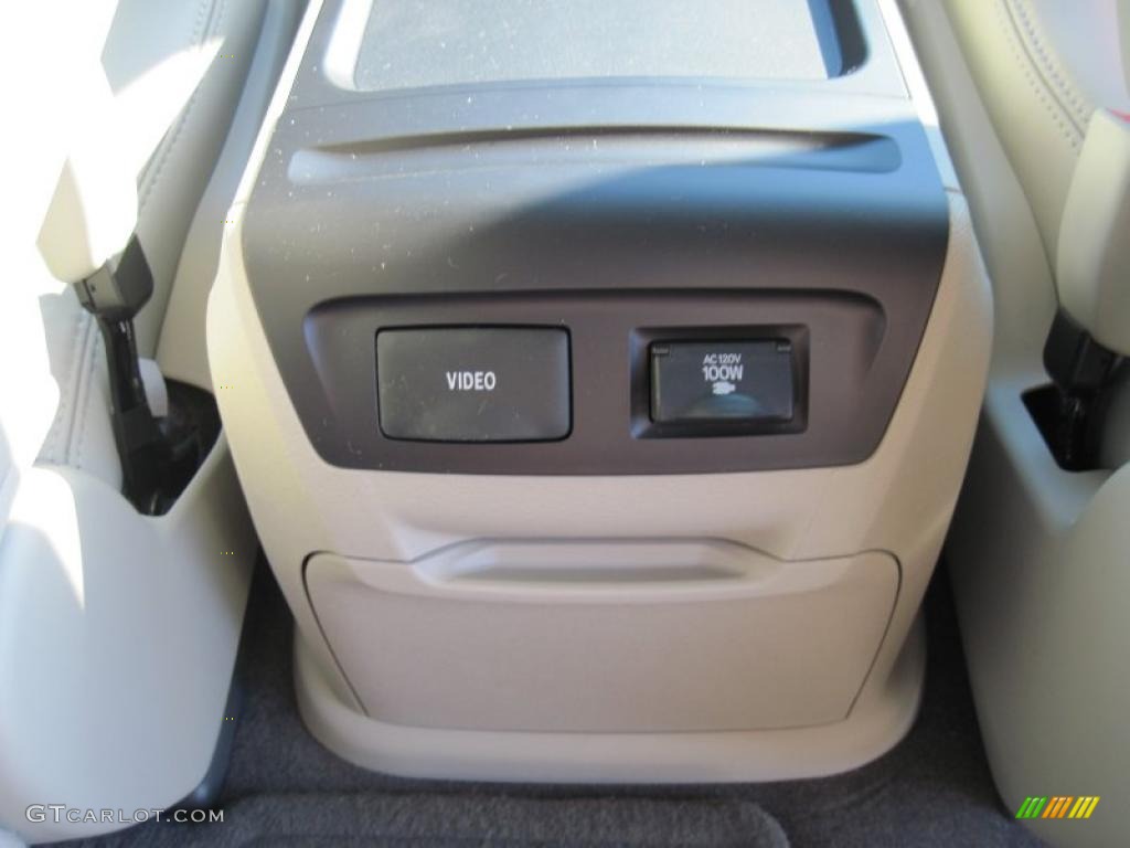 2011 Sienna XLE - Super White / Bisque photo #19