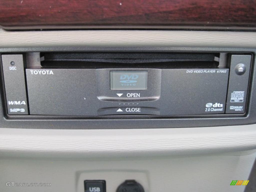 2011 Sienna XLE - Super White / Bisque photo #24