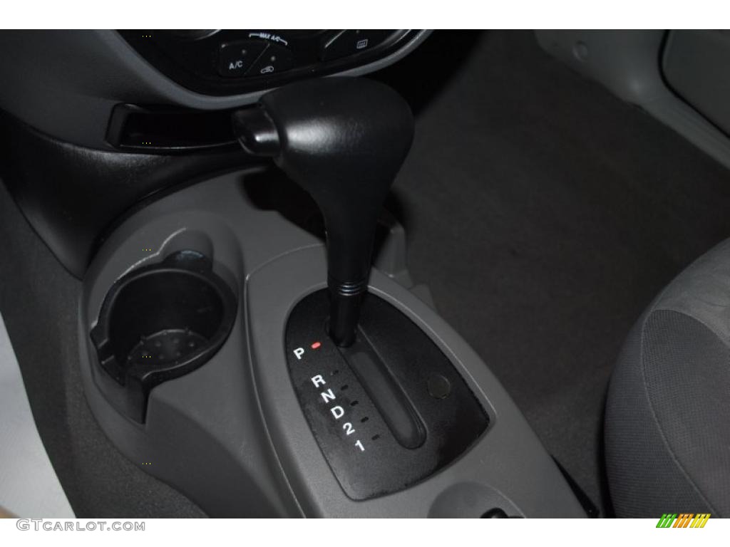 2005 Focus ZX4 SE Sedan - Liquid Grey Metallic / Dark Flint/Light Flint photo #28
