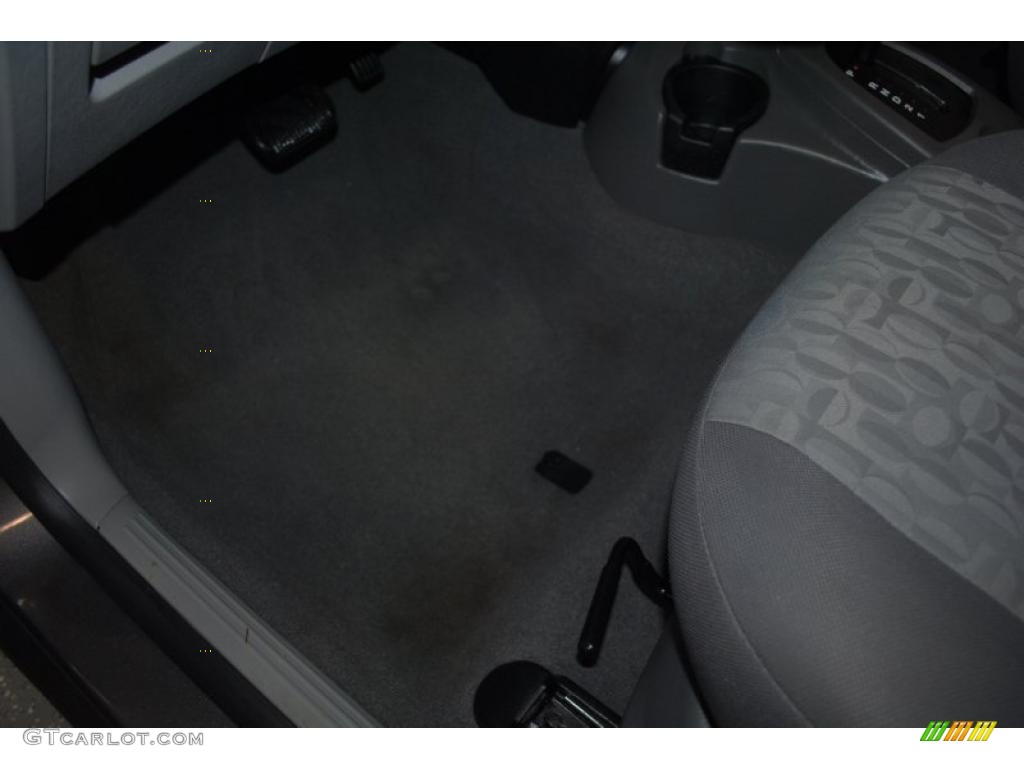 2005 Focus ZX4 SE Sedan - Liquid Grey Metallic / Dark Flint/Light Flint photo #32