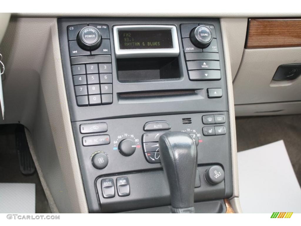 2005 Volvo XC90 2.5T AWD Controls Photo #45304233