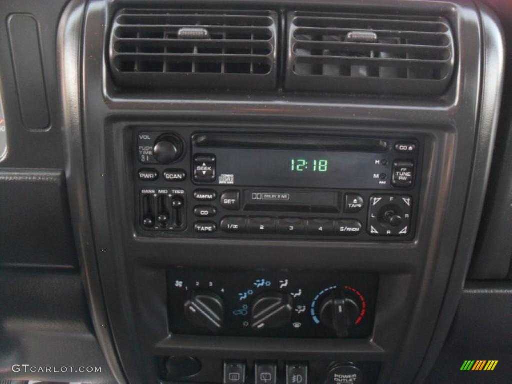 2001 Jeep Cherokee Sport 4x4 Controls Photo #45310125