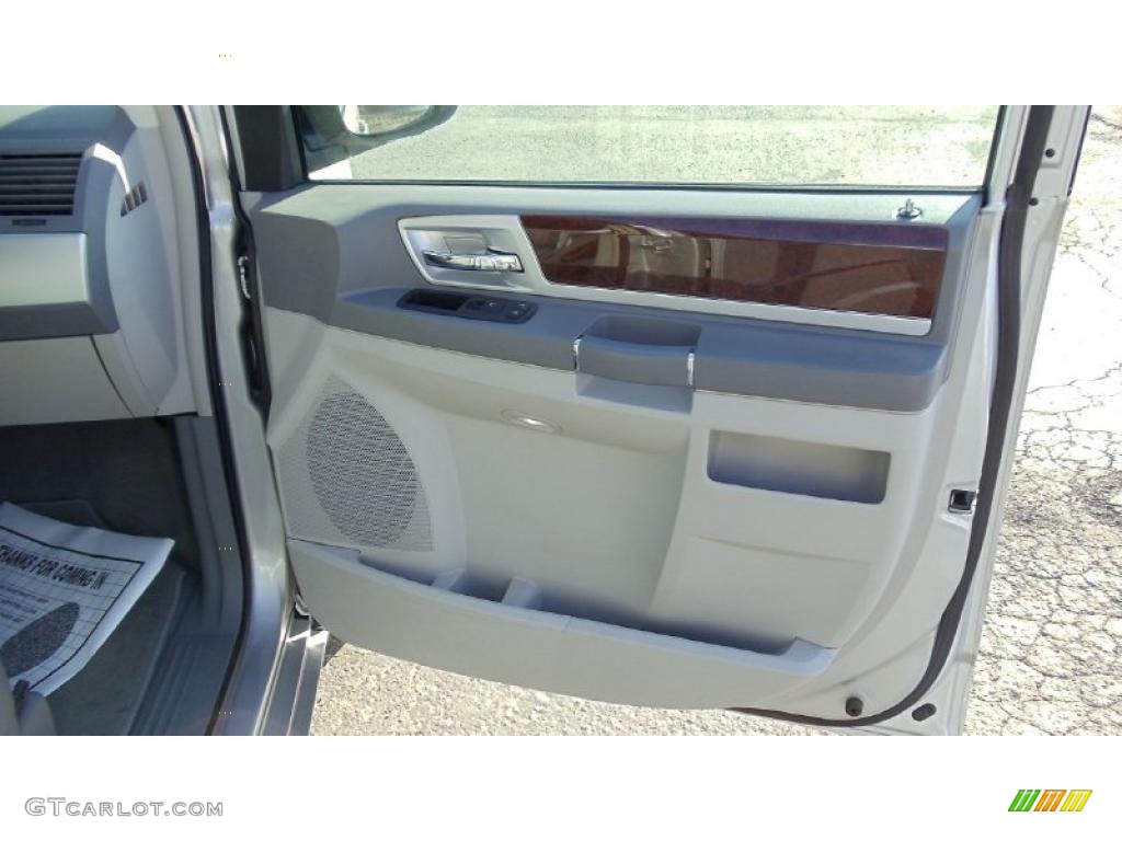 2009 Chrysler Town & Country Touring Medium Slate Gray/Light Shale Door Panel Photo #45326247