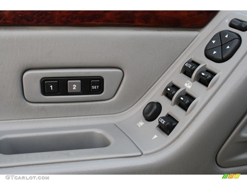 2004 Grand Cherokee Overland 4x4 - Brillant Black Crystal Pearl / Dark Slate Gray photo #24