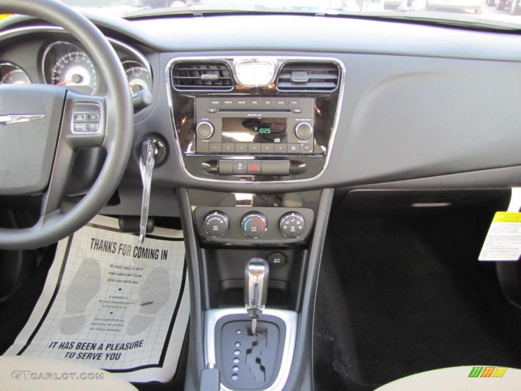 2011 Chrysler 200 LX Controls Photo #45345061