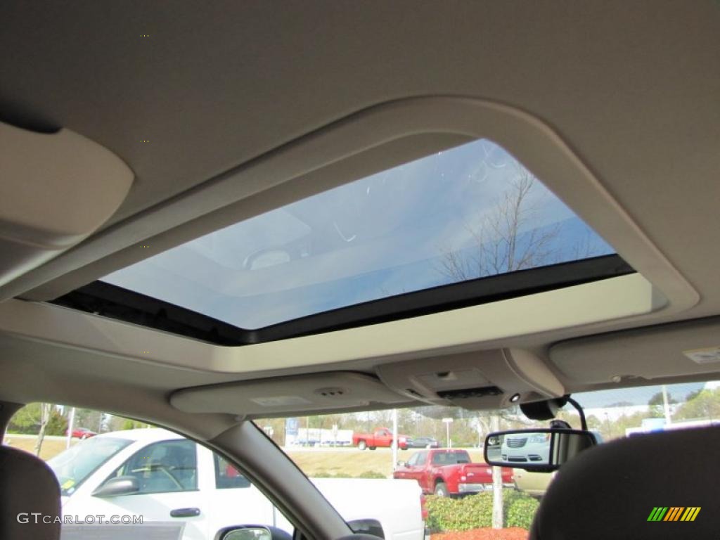 2011 Chrysler Town & Country Limited Sunroof Photo #45346005