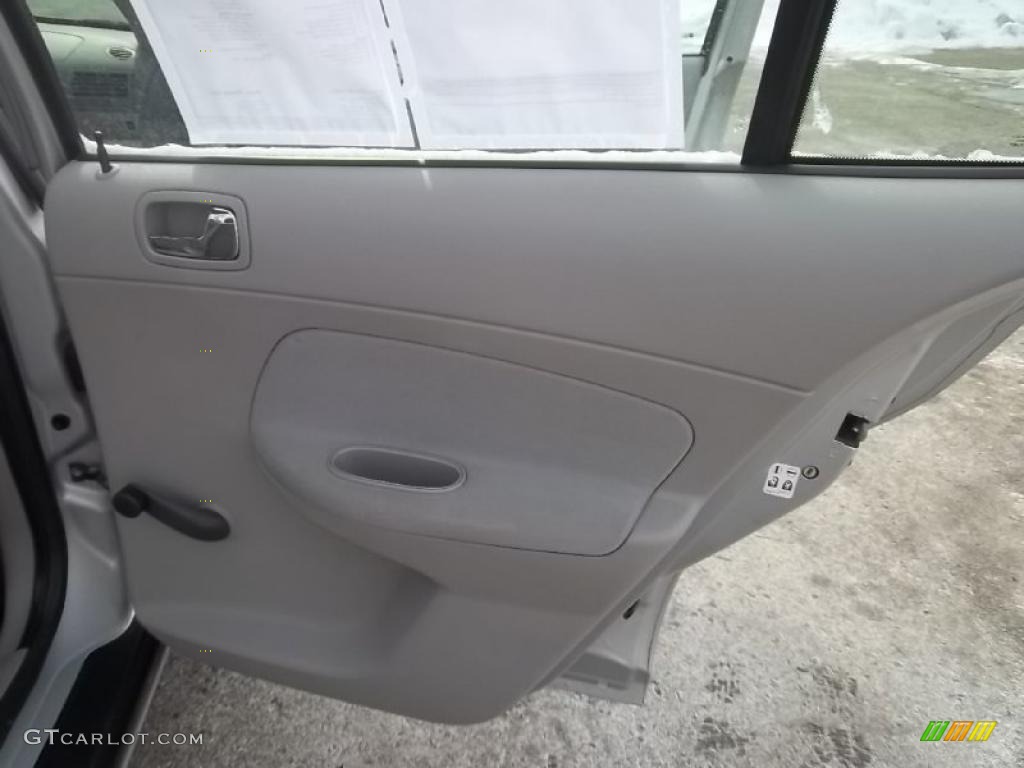 2005 Cobalt Sedan - Ultra Silver Metallic / Gray photo #19