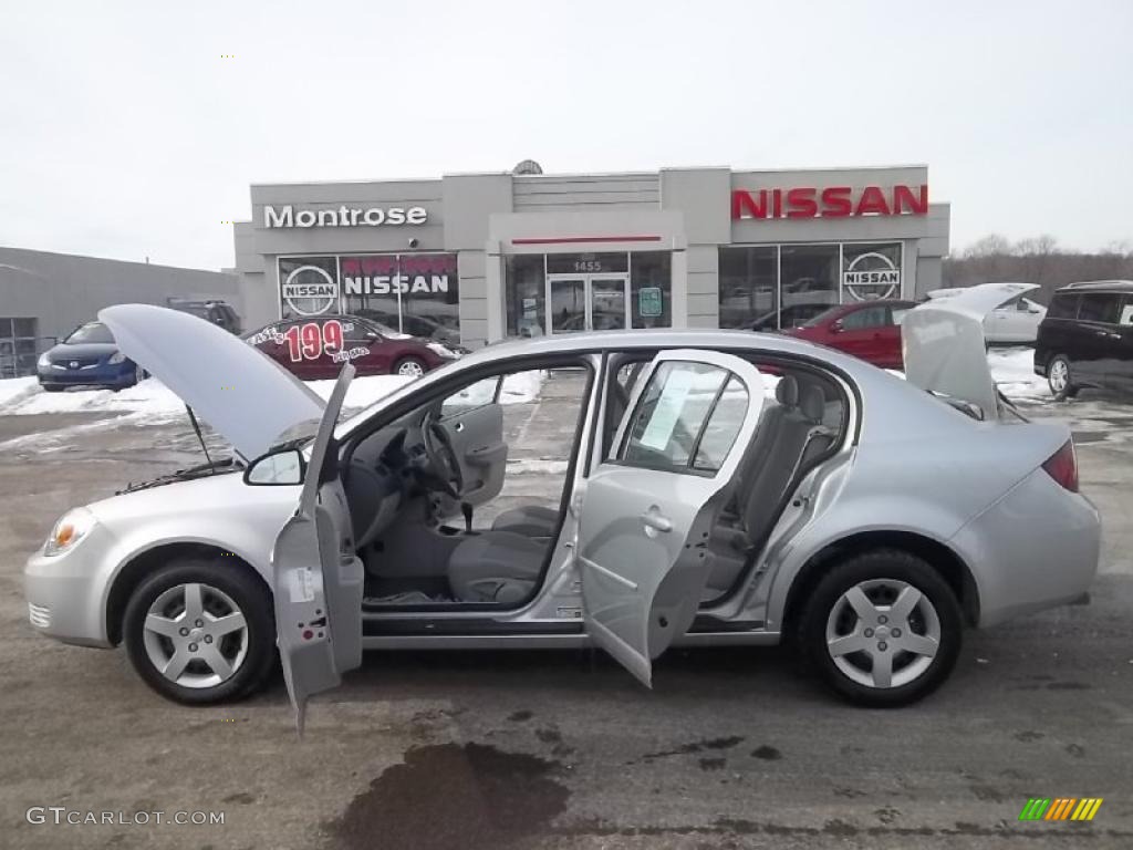 2005 Cobalt Sedan - Ultra Silver Metallic / Gray photo #35