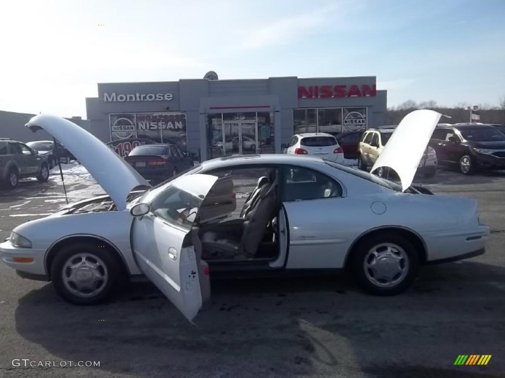 1998 Riviera Supercharged Coupe - Bright White / Taupe photo #33