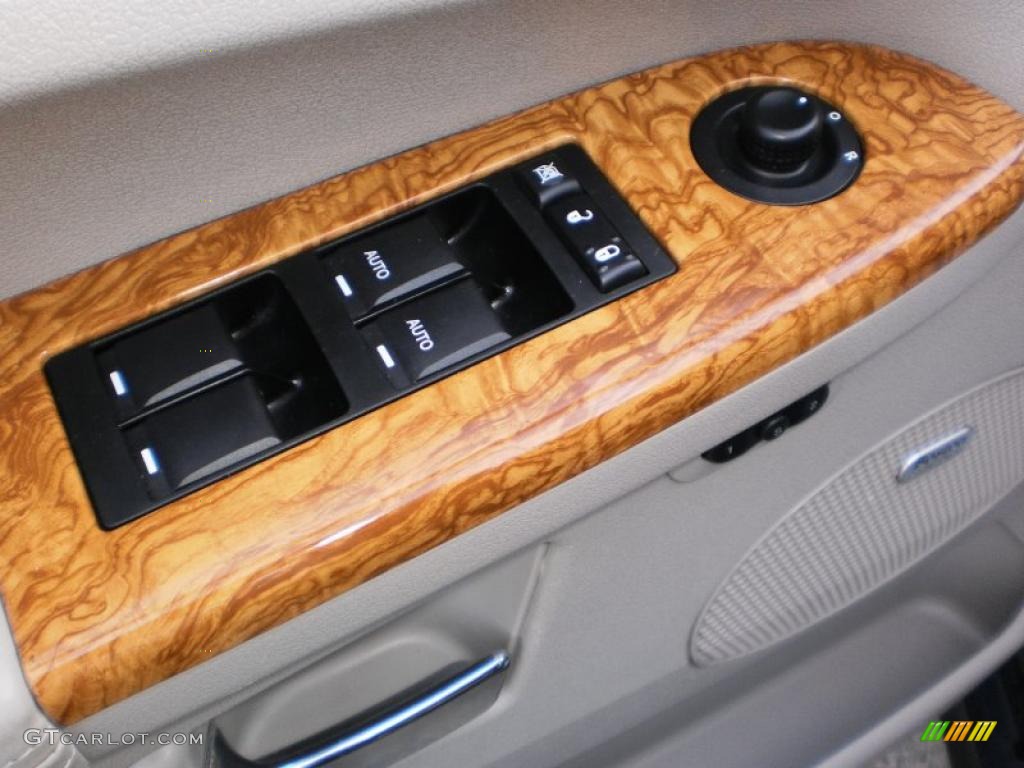 2009 Jeep Grand Cherokee Limited 4x4 Controls Photo #45354592