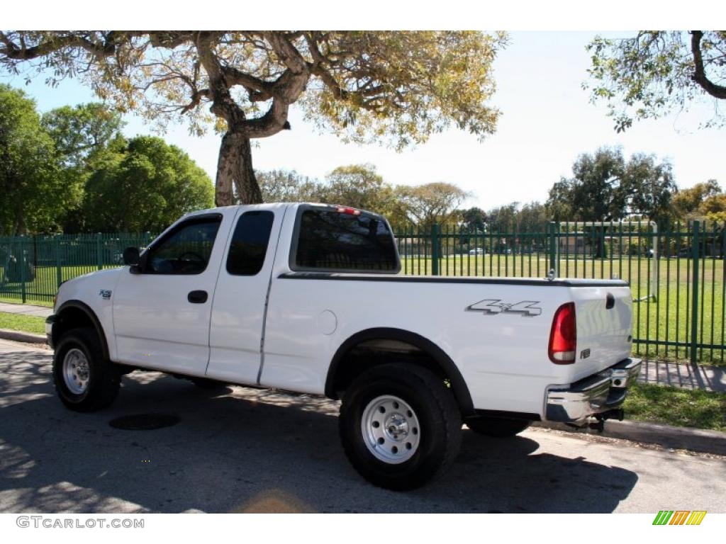 2002 F150 XL SuperCab 4x4 - Oxford White / Medium Graphite photo #6