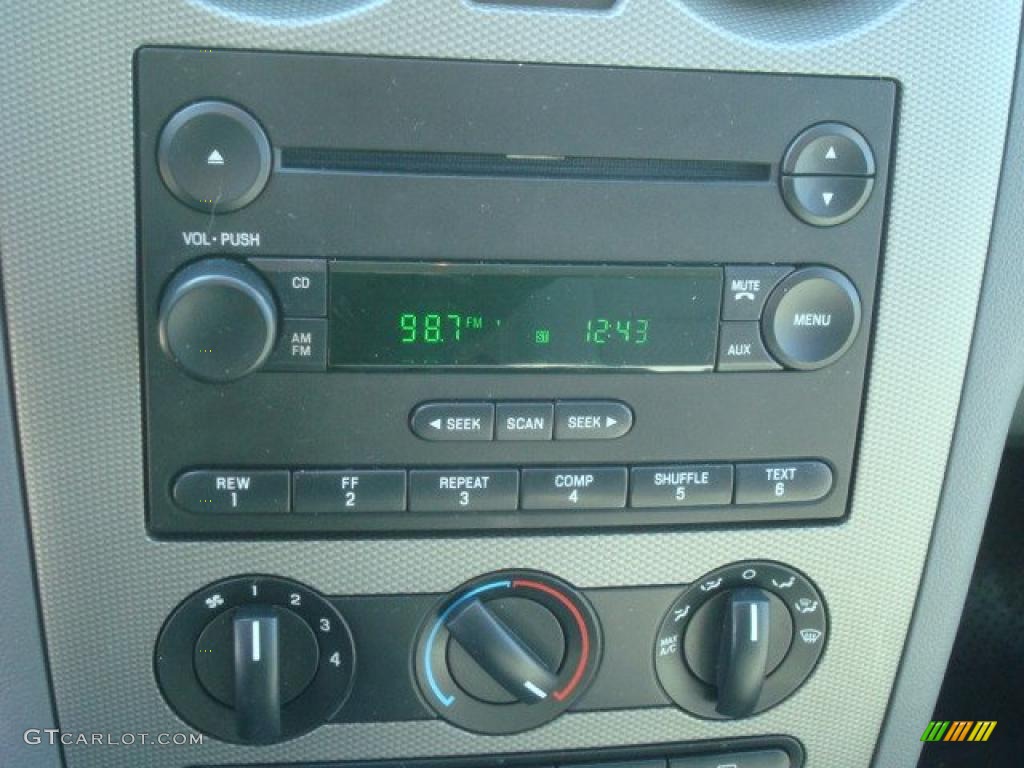 2005 Ford Freestyle SE Controls Photo #45366835