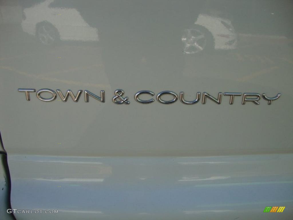 2002 Chrysler Town & Country LXi Marks and Logos Photo #45367003