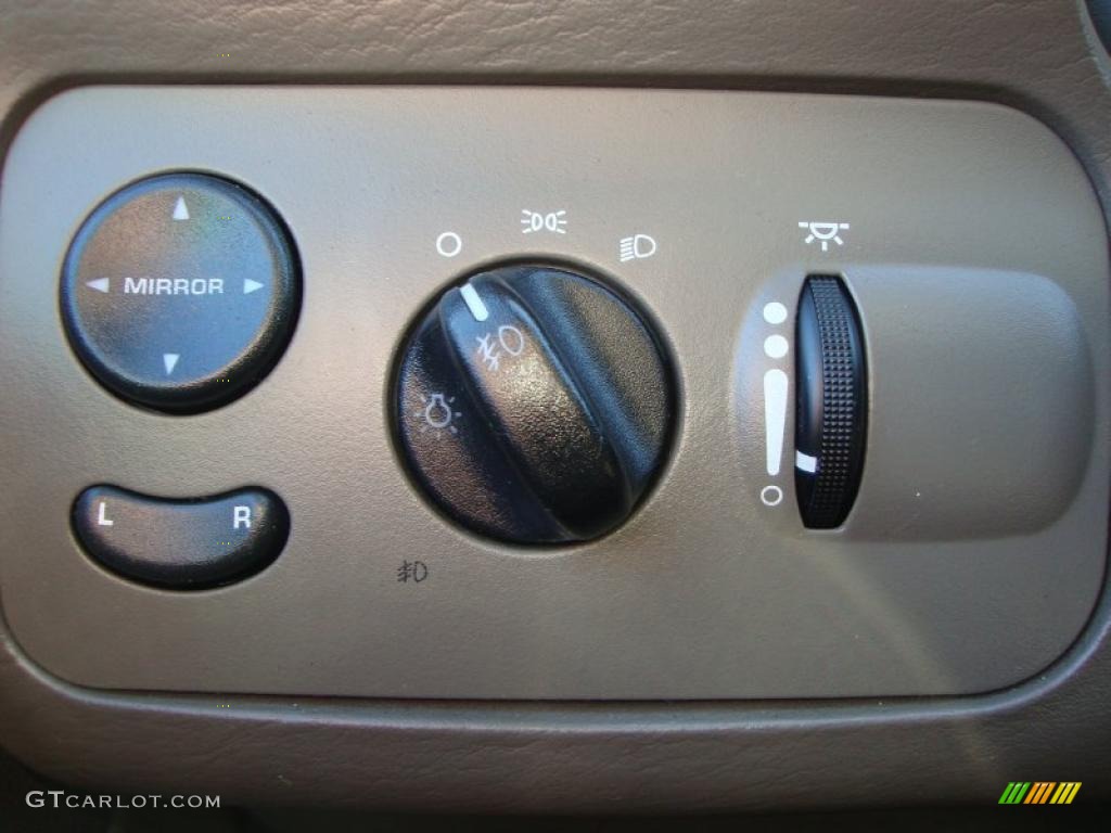 2002 Chrysler Town & Country LXi Controls Photo #45367087