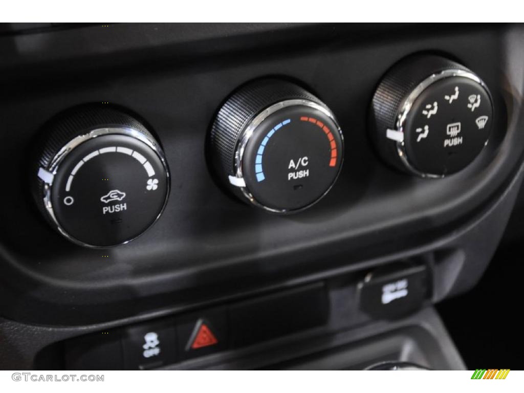 2011 Jeep Patriot Sport Controls Photo #45368016