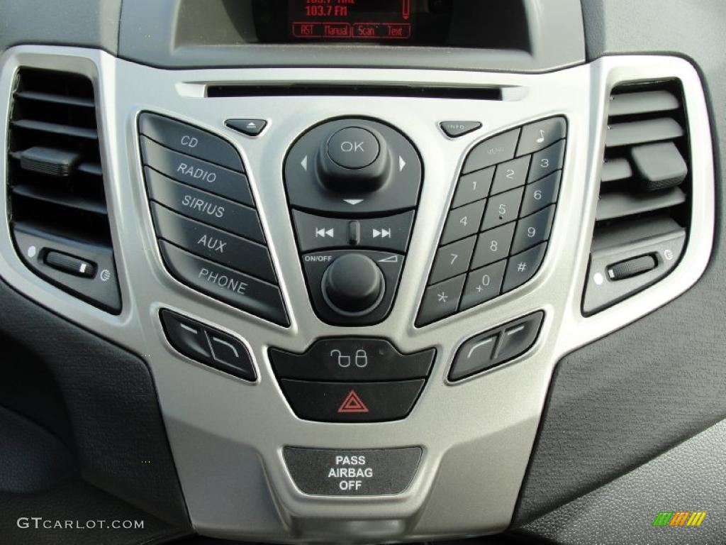 2011 Ford Fiesta SE Hatchback Controls Photo #45370542