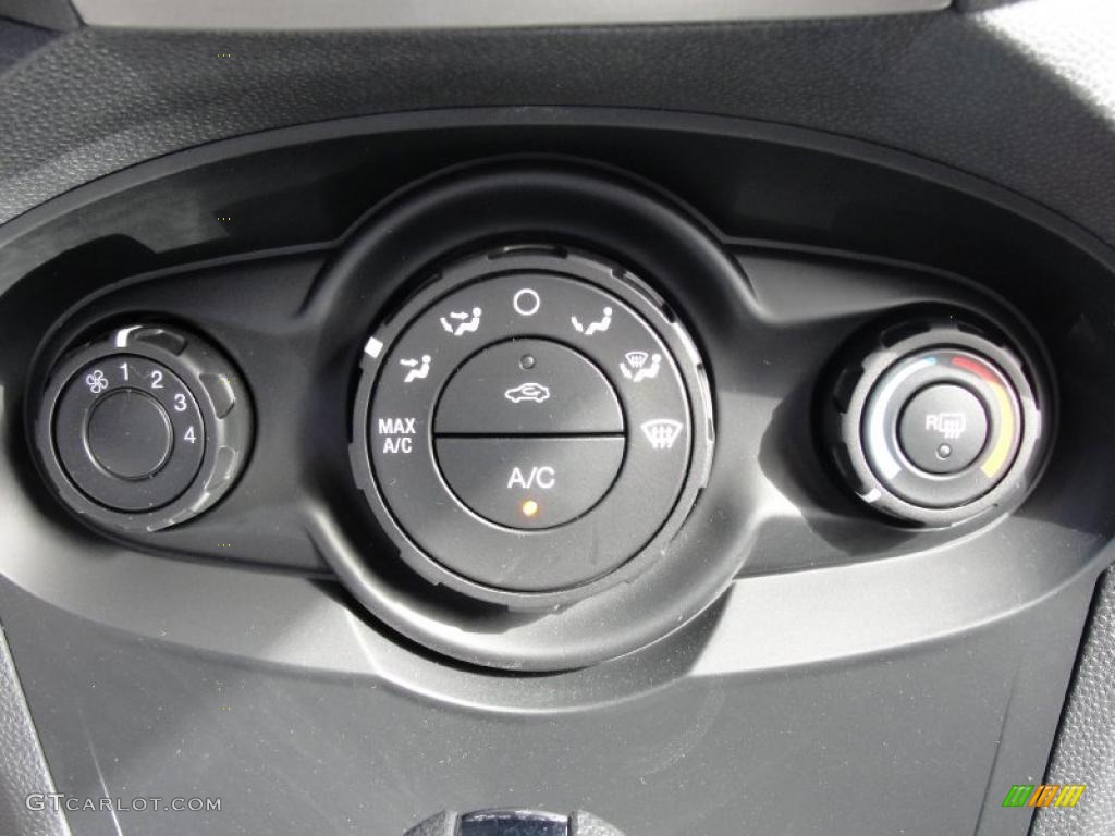 2011 Ford Fiesta SE Hatchback Controls Photo #45370546