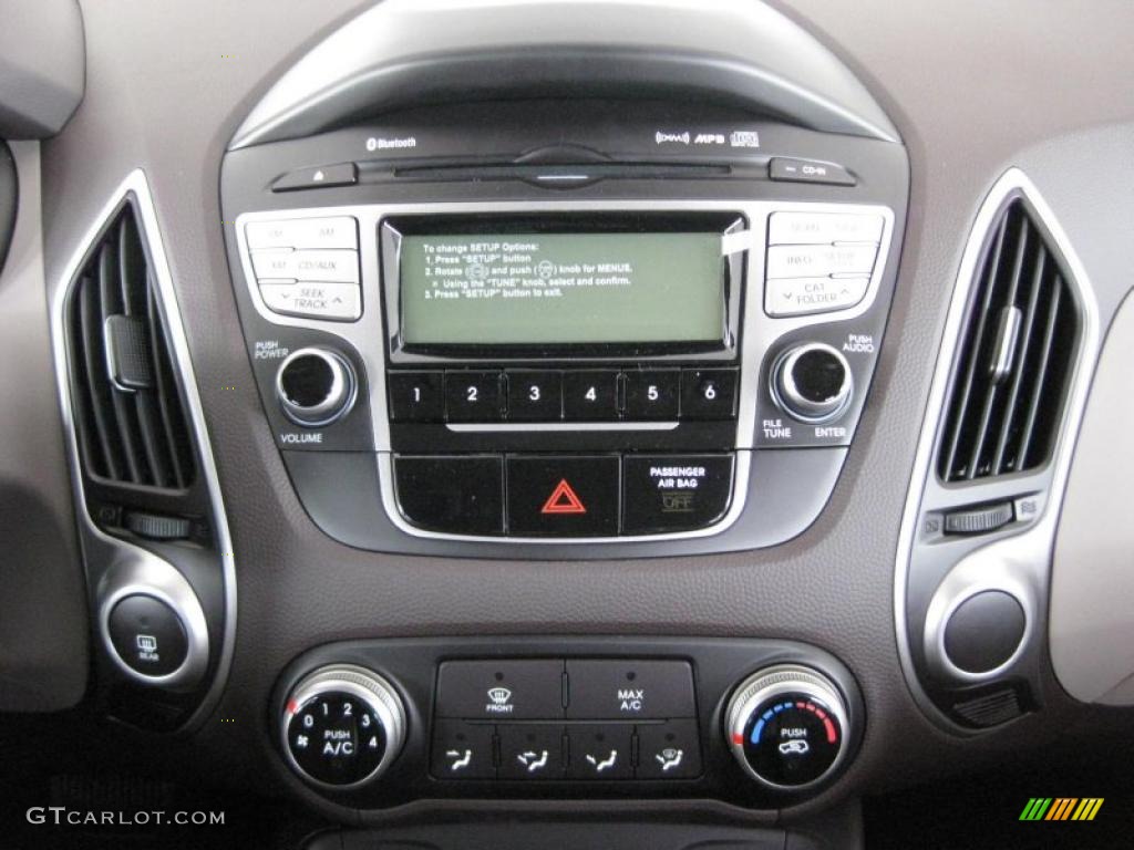 2011 Hyundai Tucson GLS Controls Photo #45371526