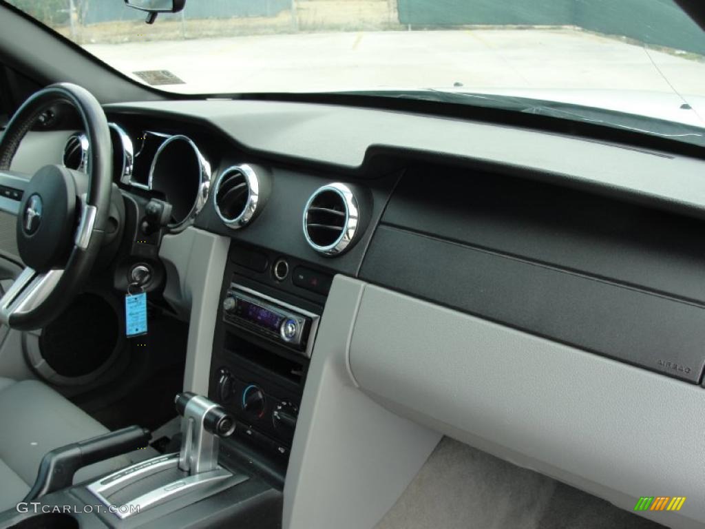 2006 Mustang V6 Premium Convertible - Performance White / Light Graphite photo #32
