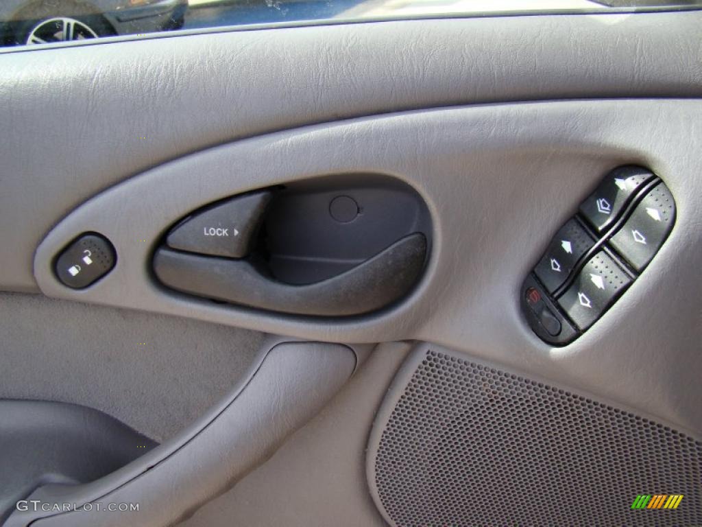 2002 Ford Focus ZX5 Hatchback Controls Photo #45384550