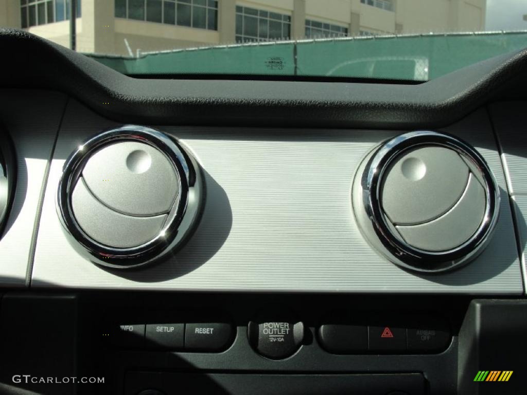 2007 Mustang V6 Deluxe Coupe - Alloy Metallic / Dark Charcoal photo #31