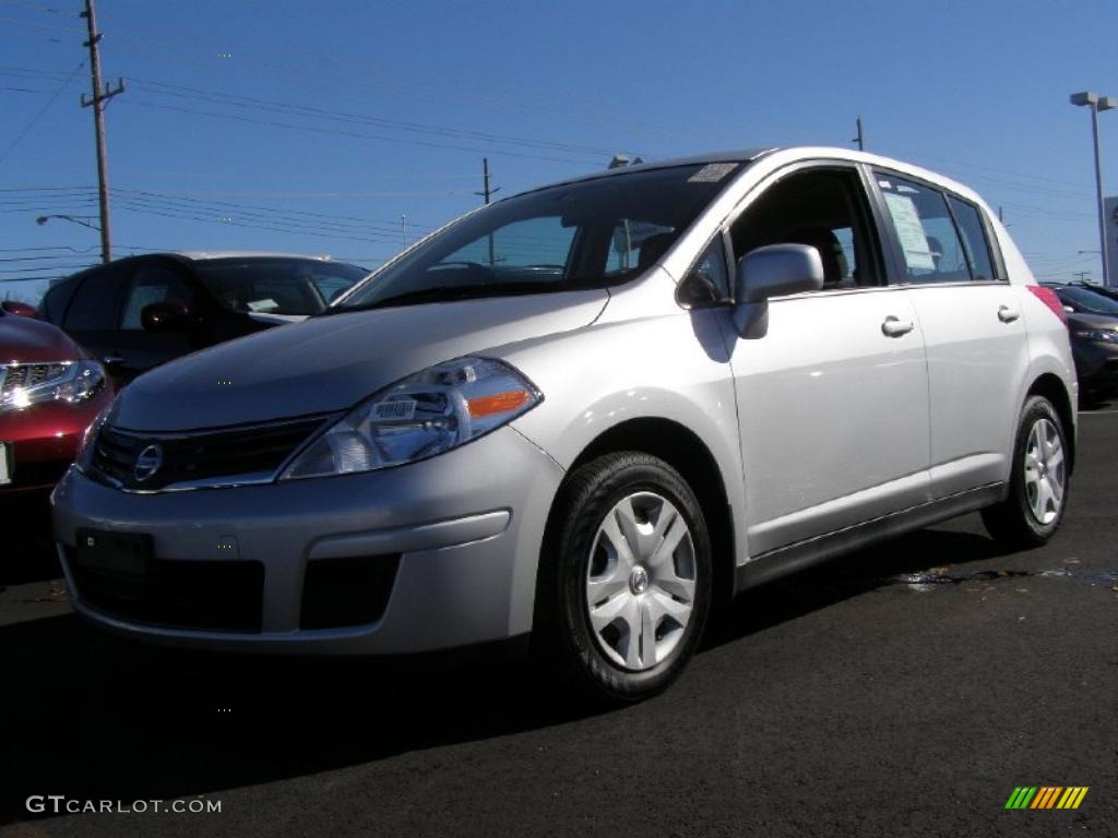 2010 Versa 1.8 S Hatchback - Brilliant Silver Metallic / Charcoal photo #1