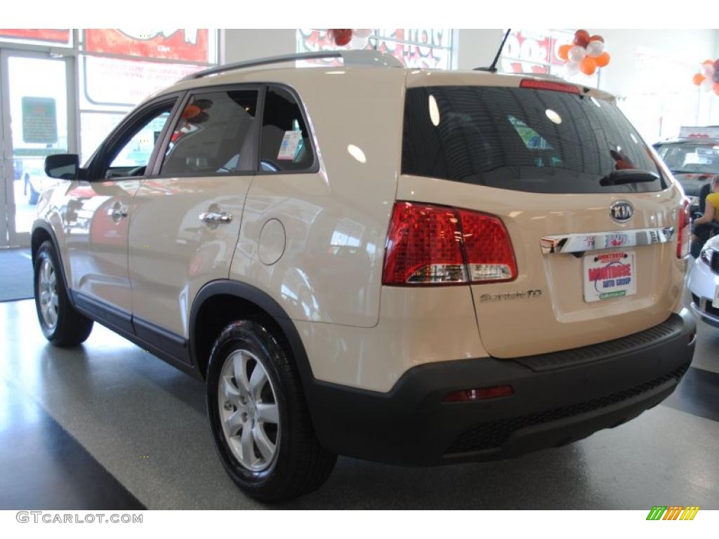 2011 Sorento LX - White Sand Beige / Black photo #4